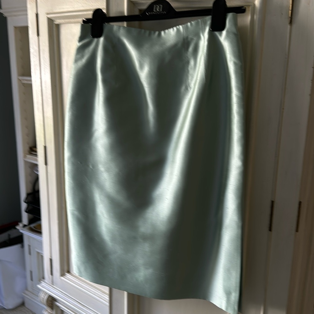 Beautiful silk skirt,fully lined with side slit.